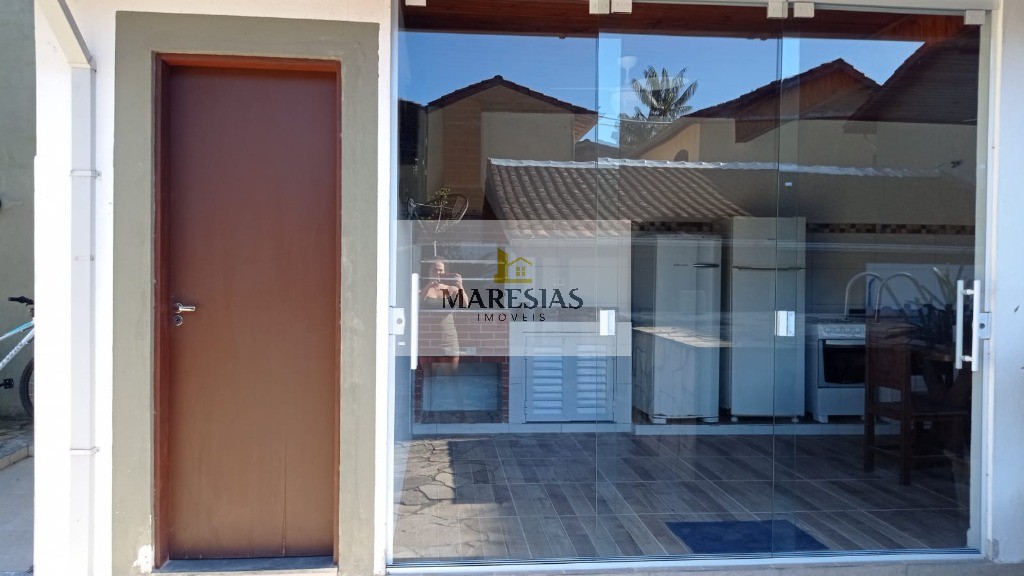 Oportunidade Única: Trio de Casas com Piscina em Localização Privilegiada e Fácil Acesso à Praia!