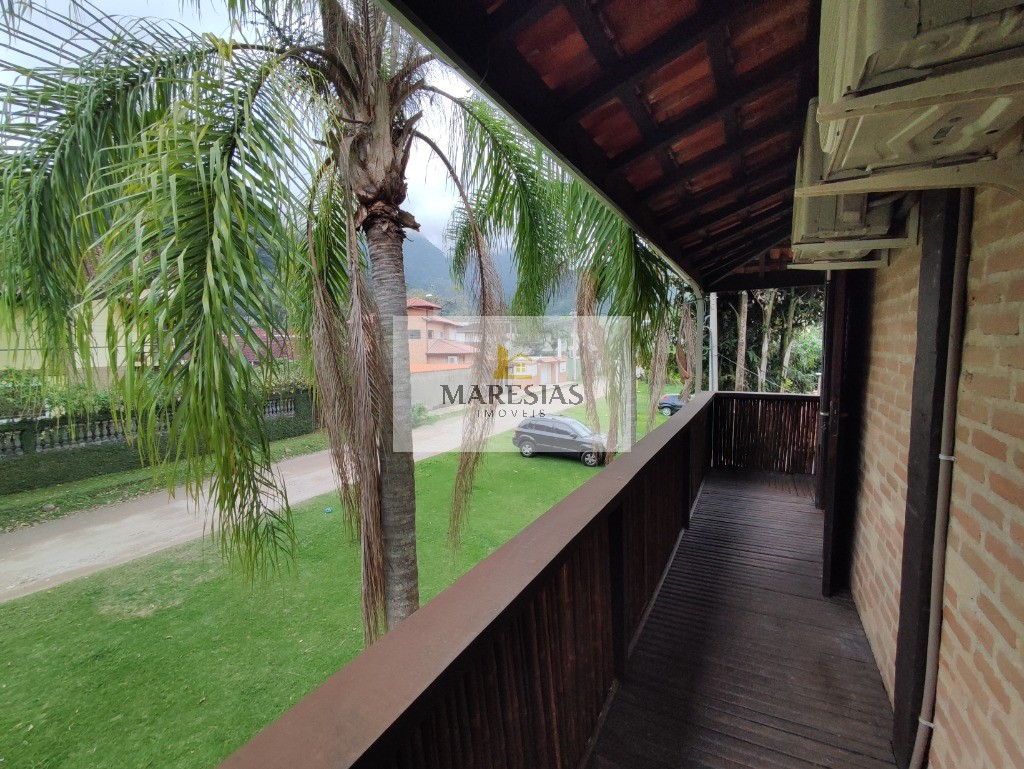 Refúgio Sereno: Casa Ampla com Churrasqueira, Piscina e Bela Vista para o Rio, Próxima à Praia!