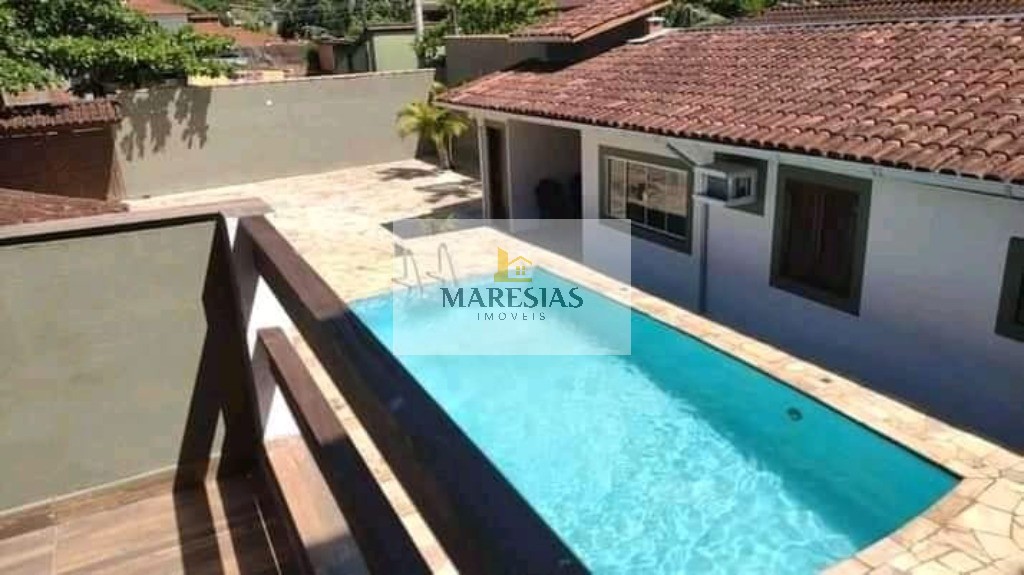 Oportunidade Única: Trio de Casas com Piscina em Localização Privilegiada e Fácil Acesso à Praia!