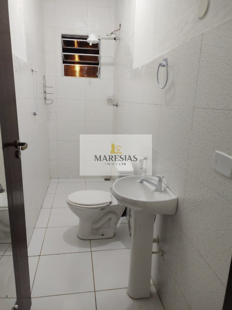 Oferta imperdível: casa com 3 suítes e quintal próximo à pra