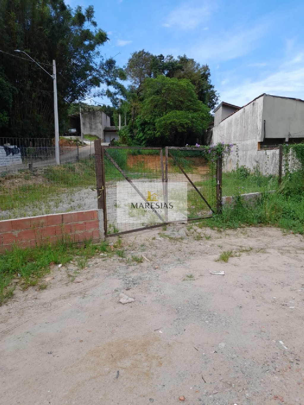 "Maresias: Terreno Espetacular para Casa ou Comércio na Praia - Imperdível!"