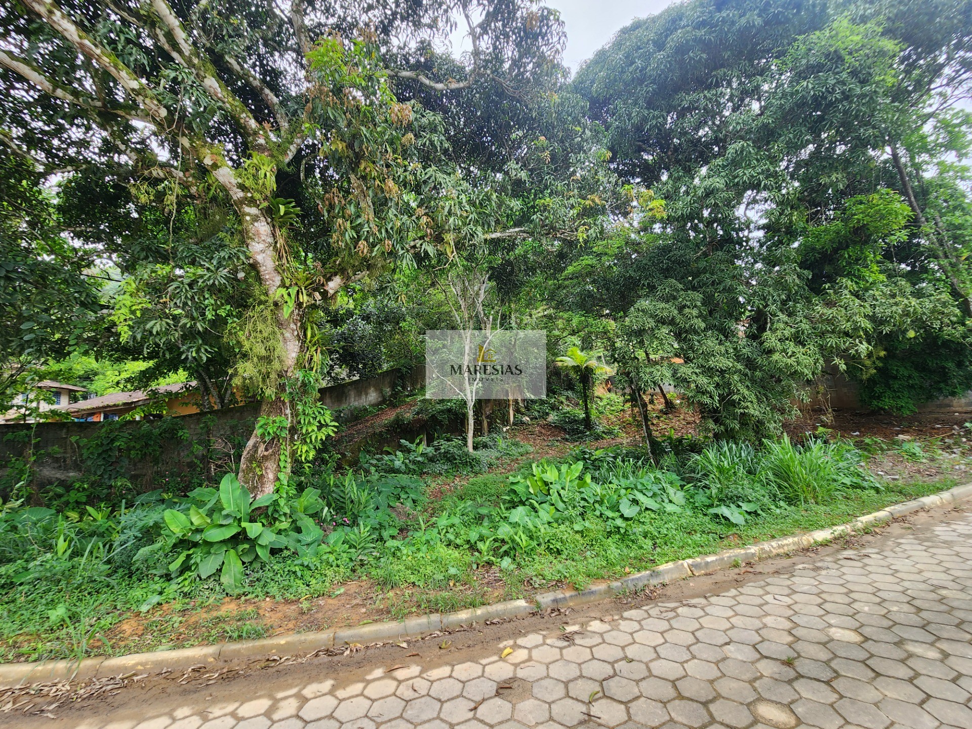 Terreno em Maresias a poucos metros da praia, excelente para investimento