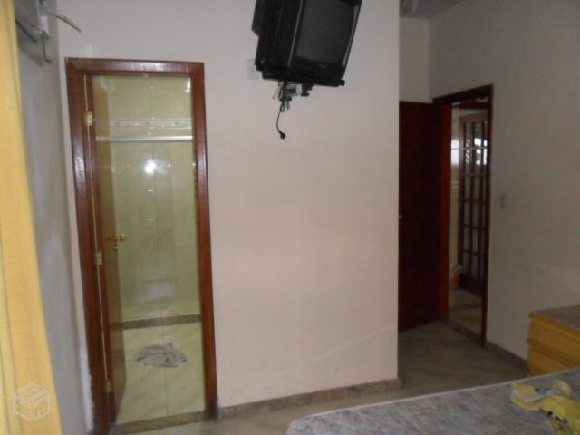 Fantástica casa com 4 quartos (!!!) totalmente linear e independente, com suíte e churrasqueira, localizada num dos melhores bairros da região !!