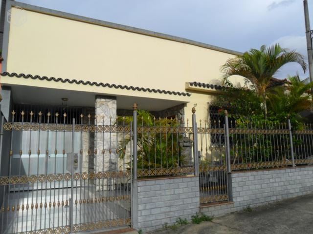 Fantástica casa com 4 quartos (!!!) totalmente linear e independente, com suíte e churrasqueira, localizada num dos melhores bairros da região !!