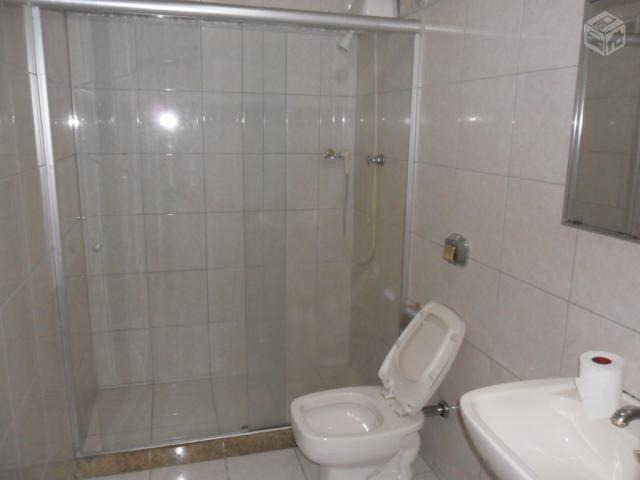 Fantástica casa com 4 quartos (!!!) totalmente linear e independente, com suíte e churrasqueira, localizada num dos melhores bairros da região !!