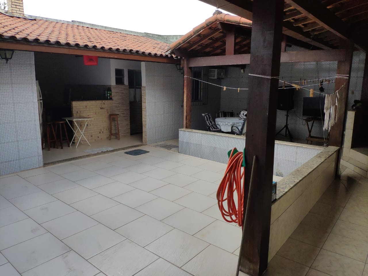 Fantástica casa com 4 quartos (!!!) totalmente linear e independente, com suíte e churrasqueira, localizada num dos melhores bairros da região !!