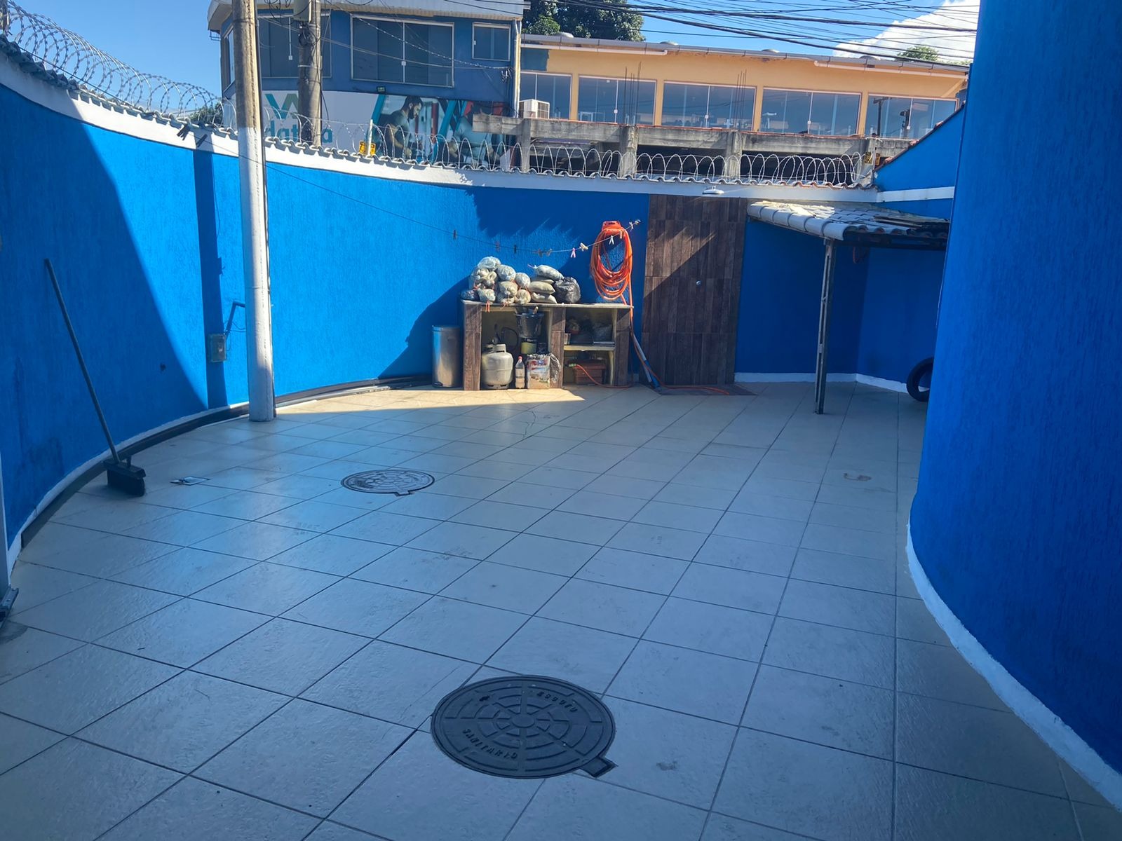 Super casa com 2 suítes a pé do west shopping - terrenão - aceita financiamento bancário - ideal para fins residenciais ou comerciais !!!