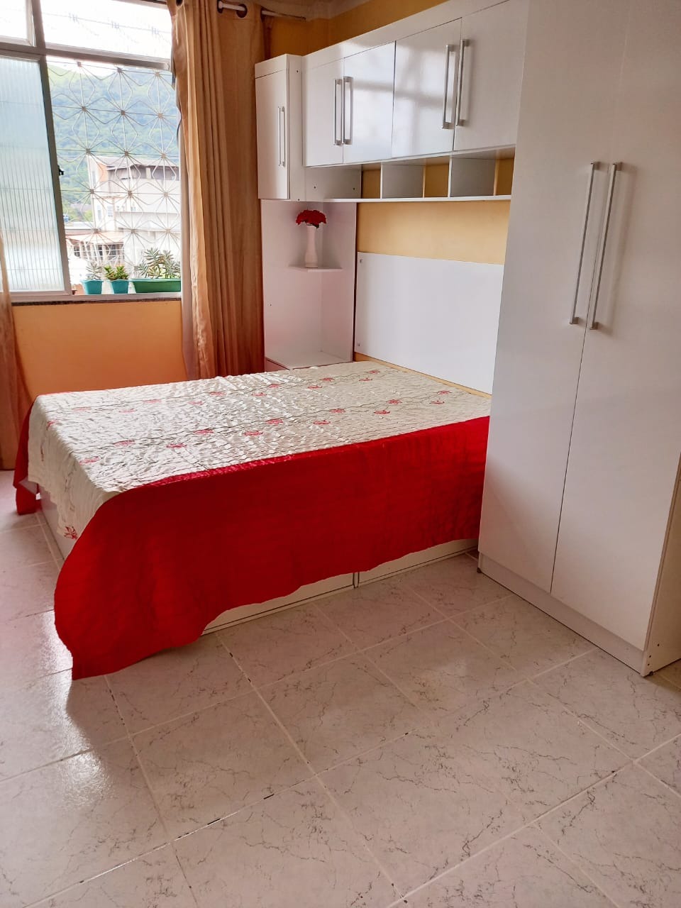 Apartamento com tamanho de casa (75m²) todo reformado e com 