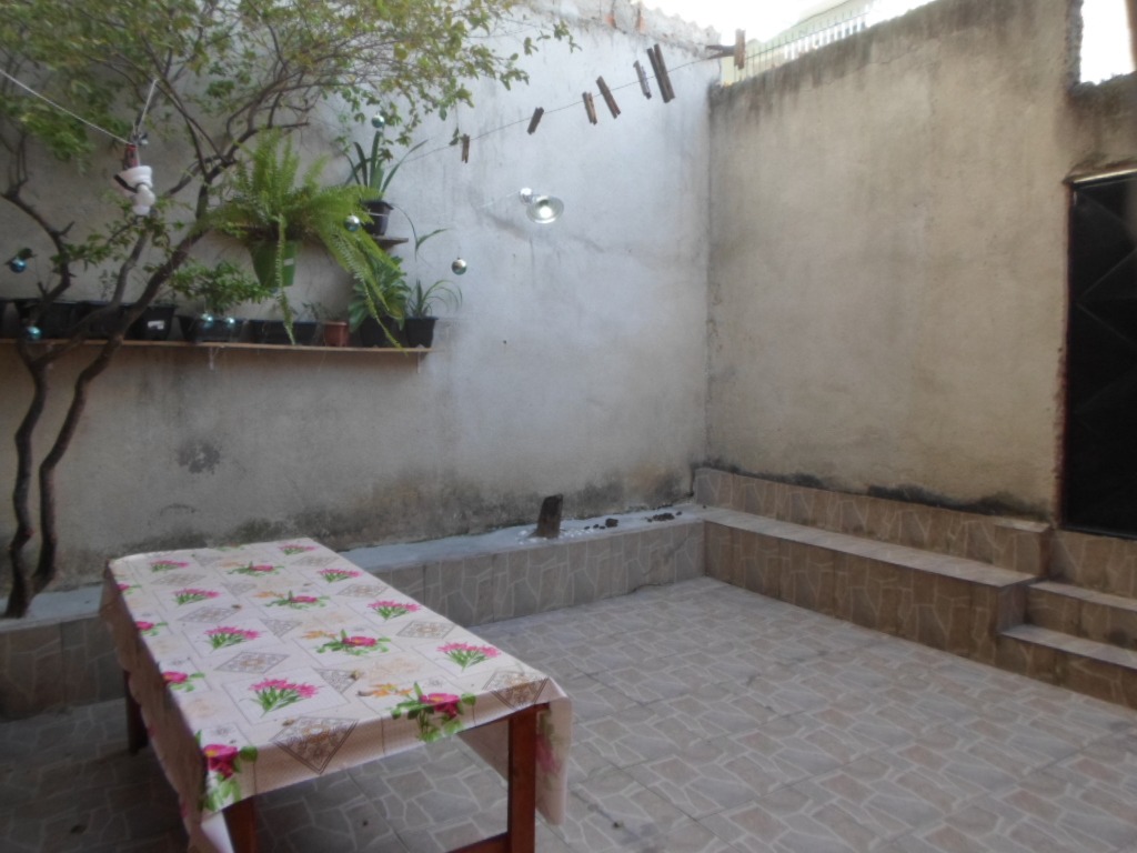 Casarão com 5 quartos (!!!) e mega-terreno de esquina, com g