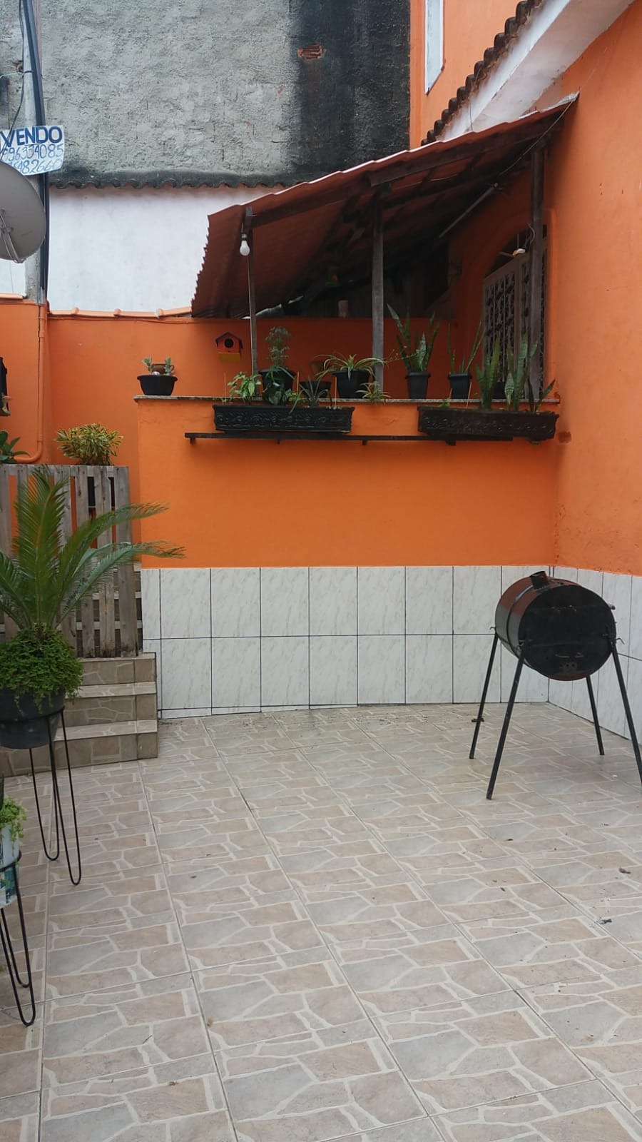 Casarão com 5 quartos (!!!) e mega-terreno de esquina, com g
