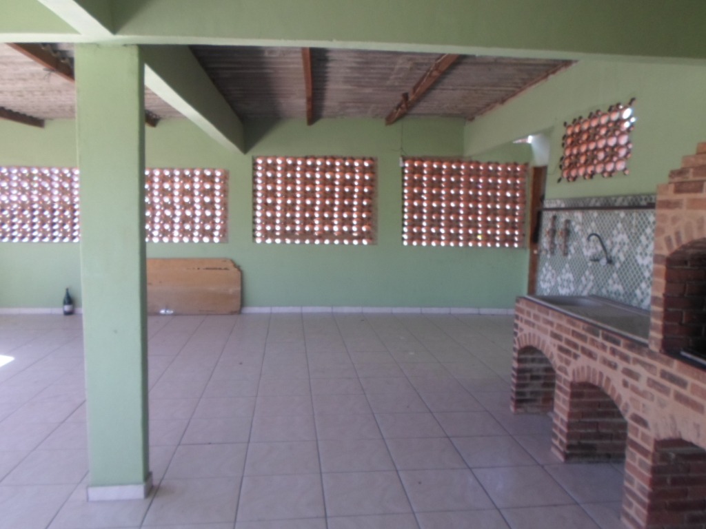 Casarão com 5 quartos (!!!) e mega-terreno de esquina, com g
