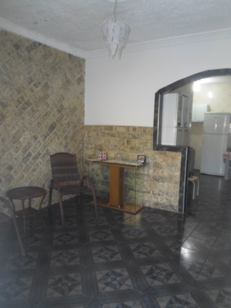 Casa espaçosa com possibilidade de ampliação perto de muito comércio !!!