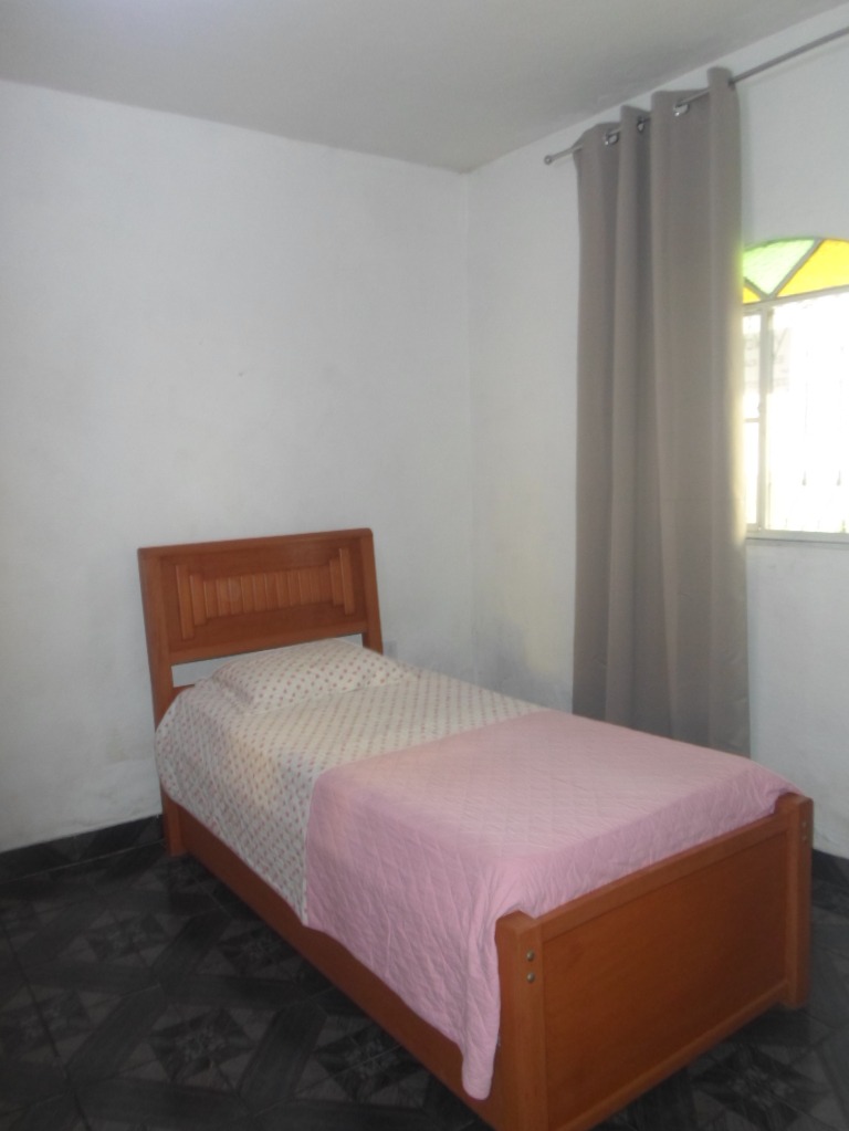Casa espaçosa com possibilidade de ampliação perto de muito comércio !!!