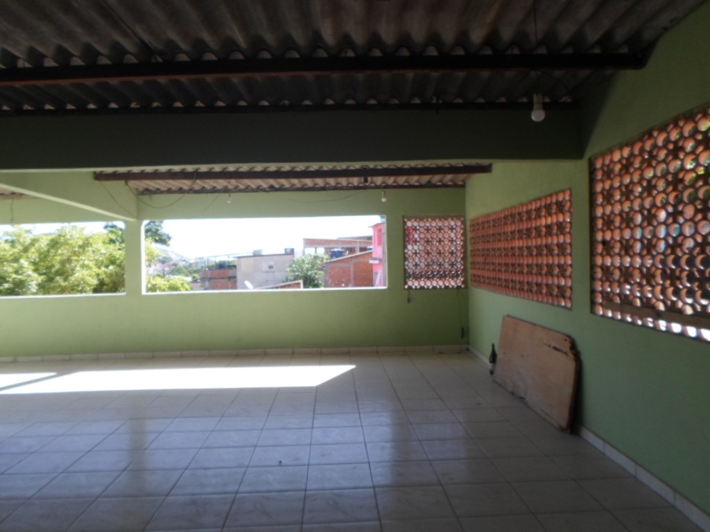 Casarão com 5 quartos (!!!) e mega-terreno de esquina, com g