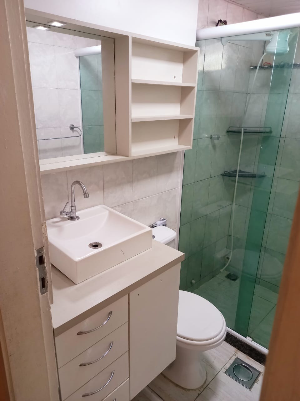 Apartamento com tamanho de casa (75m²) todo reformado e com 