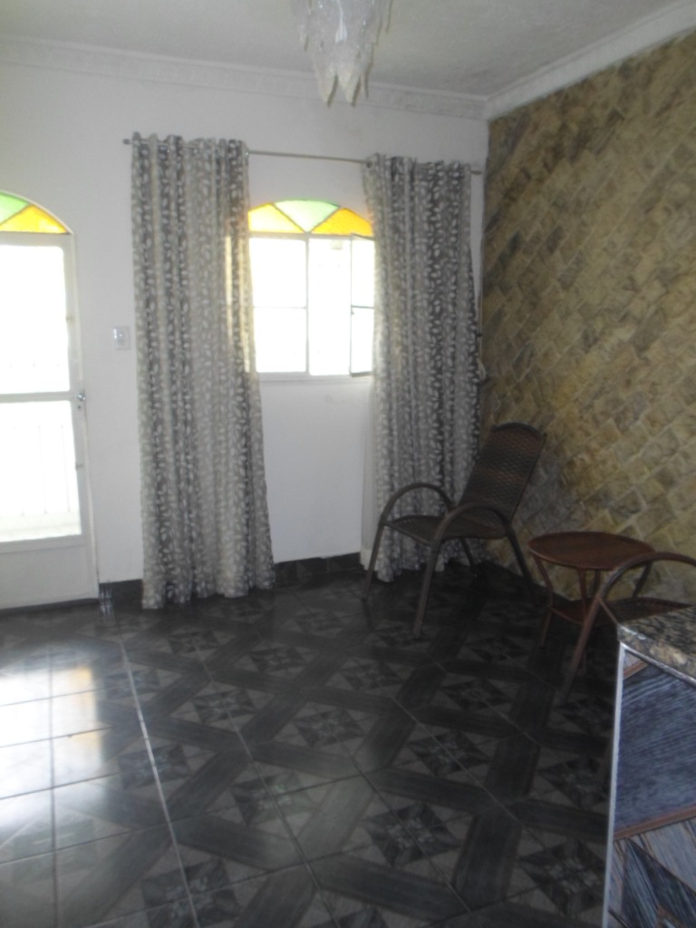 Casa espaçosa com possibilidade de ampliação perto de muito comércio !!!