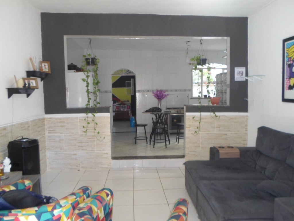 Casarão com 5 quartos (!!!) e mega-terreno de esquina, com g