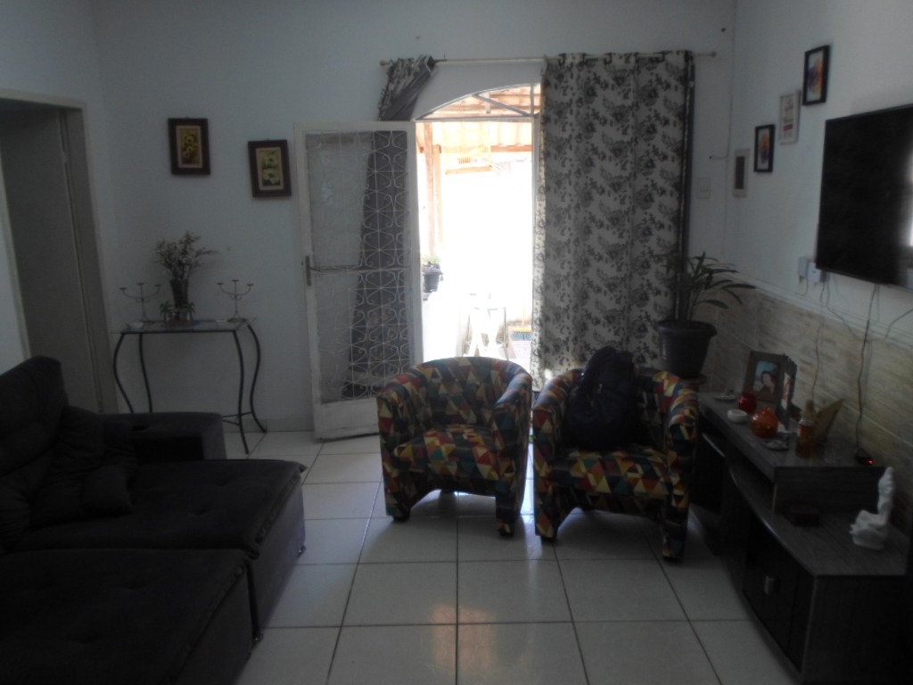 Casarão com 5 quartos (!!!) e mega-terreno de esquina, com g
