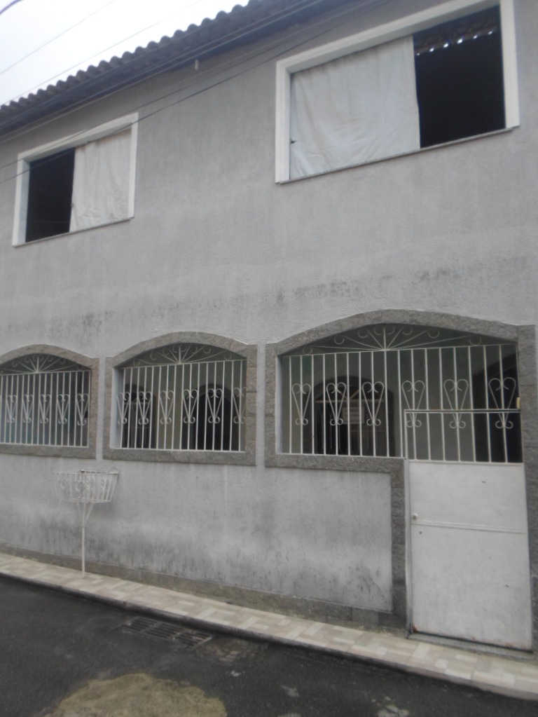 Casa espaçosa com possibilidade de ampliação perto de muito comércio !!!