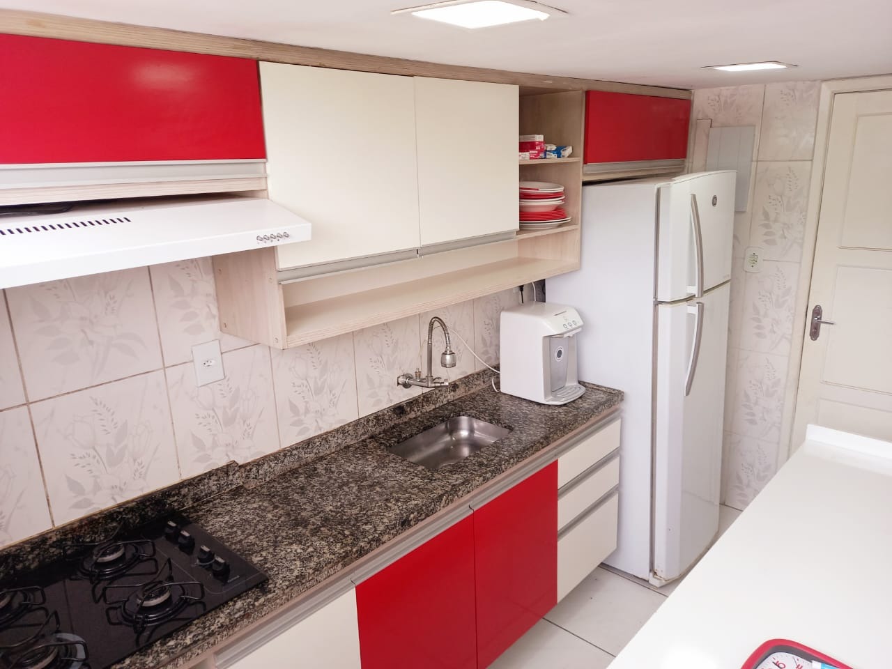 Apartamento com tamanho de casa (75m²) todo reformado e com 