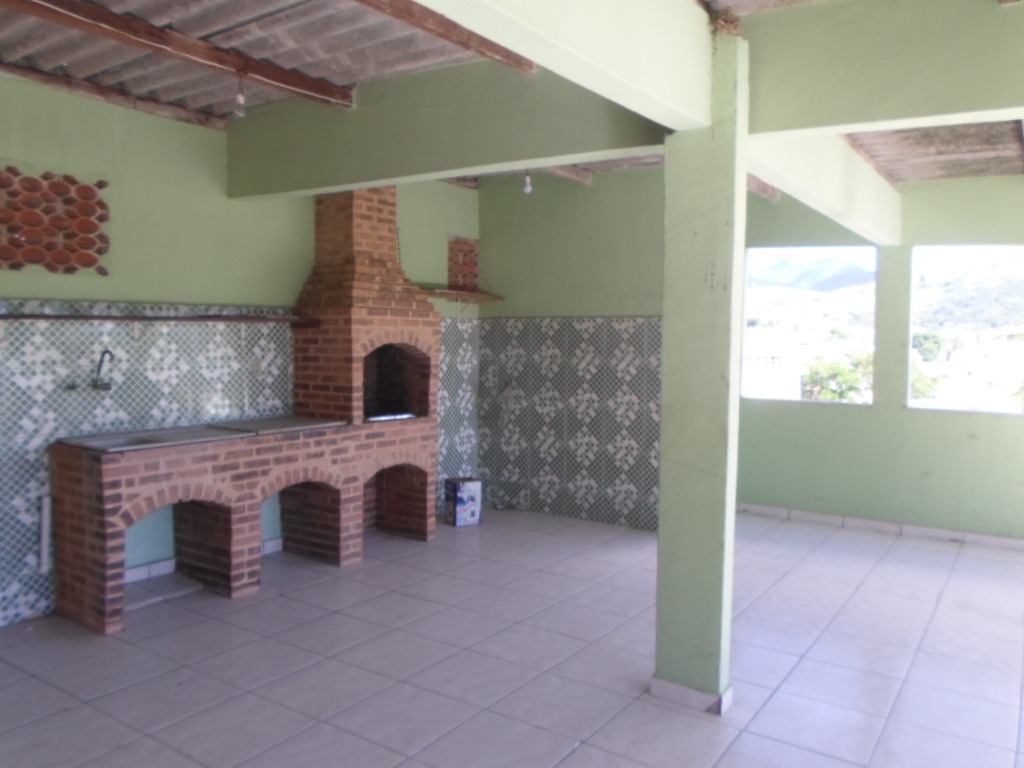 Casarão com 5 quartos (!!!) e mega-terreno de esquina, com g
