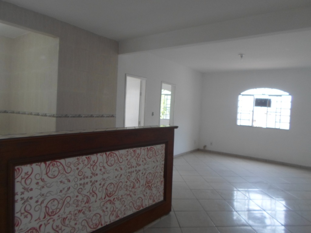 Casarão com 5 quartos (!!!) e mega-terreno de esquina, com g
