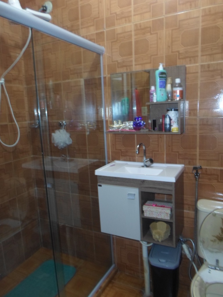 Casa espaçosa com possibilidade de ampliação perto de muito comércio !!!