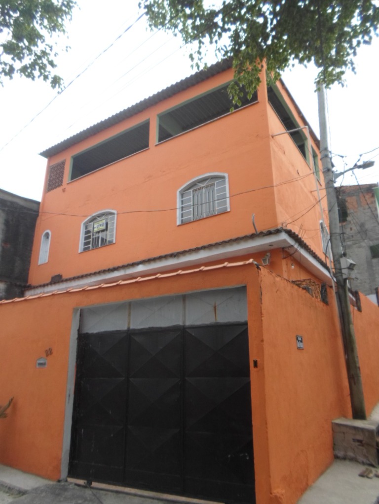 Casarão com 5 quartos (!!!) e mega-terreno de esquina, com g
