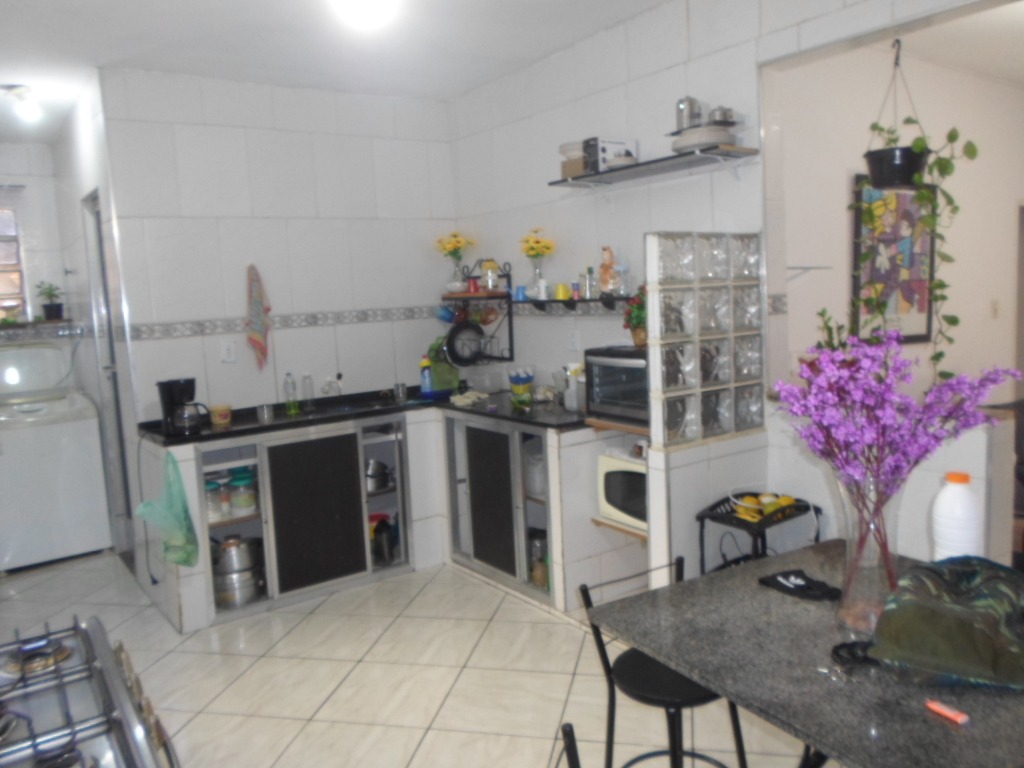 Casarão com 5 quartos (!!!) e mega-terreno de esquina, com g