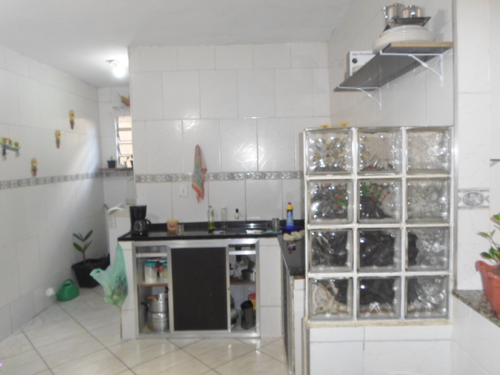 Casarão com 5 quartos (!!!) e mega-terreno de esquina, com g