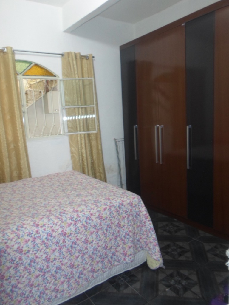Casa espaçosa com possibilidade de ampliação perto de muito comércio !!!