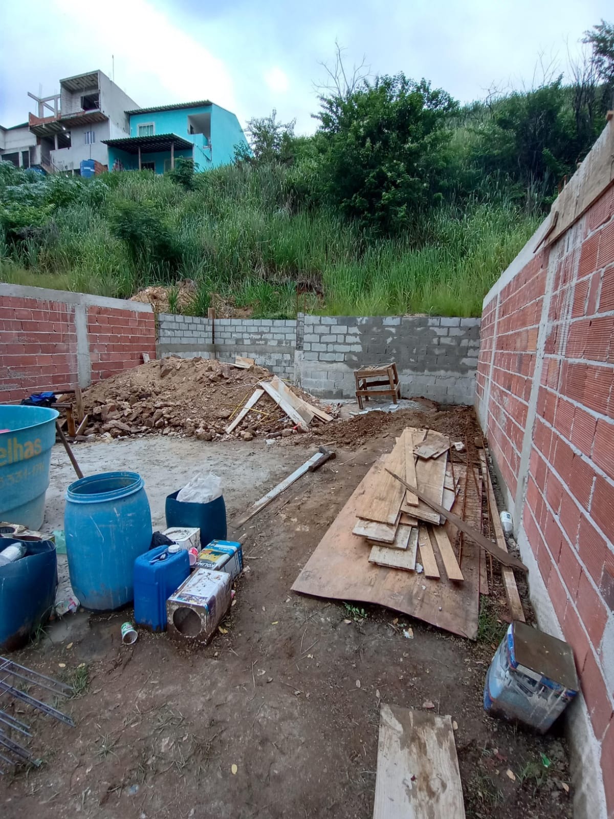 Terreno com construção, pronto para fazer até 2 casas !!!!!