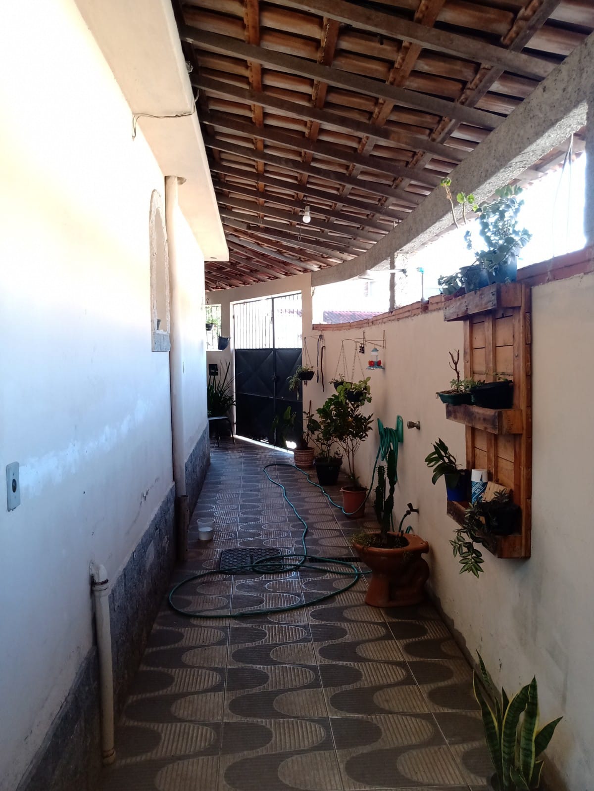 Casa linear de esquina com terraço [condomínio fechado]