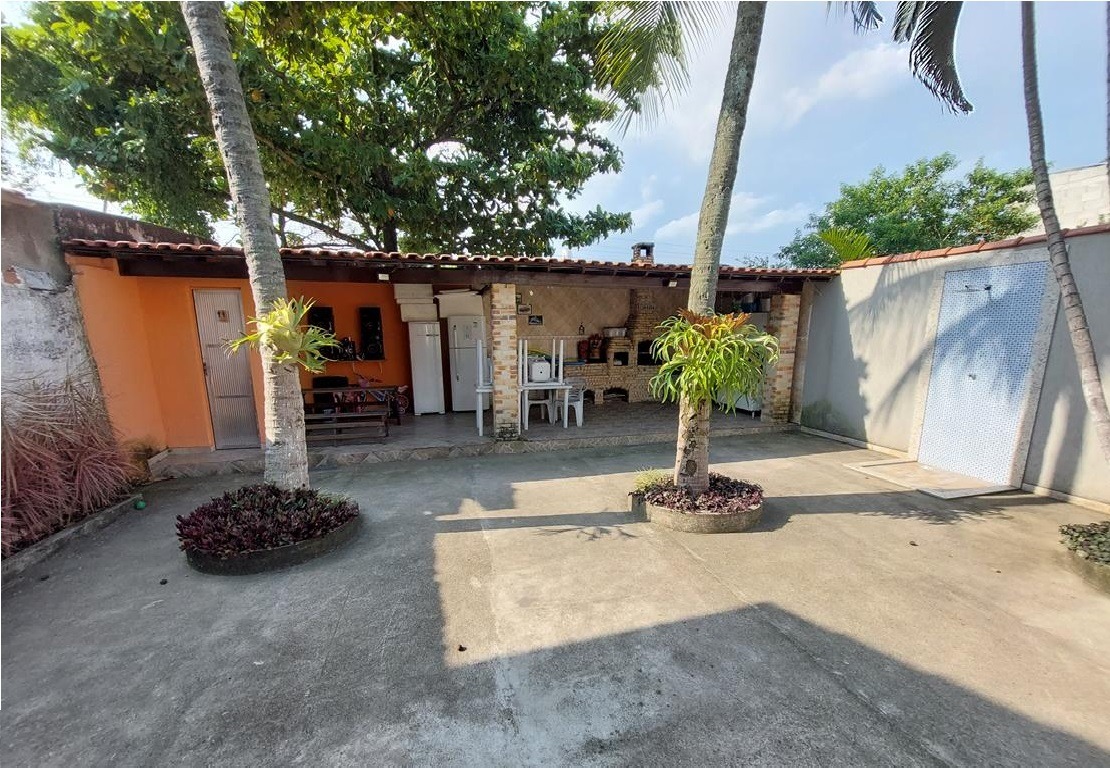 Linda Casa térrea pronta em terrenão de aproximadamente 480 metros quadrados (10 m frente x 48 m laterais).