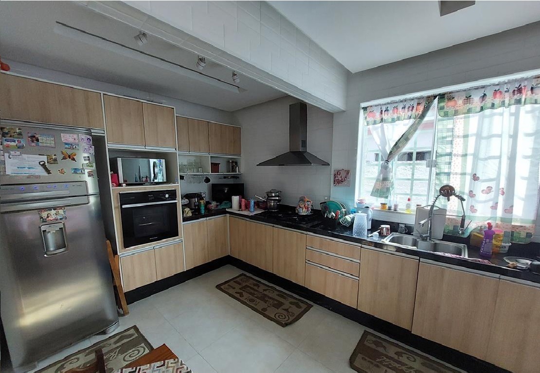 Linda Casa térrea pronta em terrenão de aproximadamente 480 metros quadrados (10 m frente x 48 m laterais).