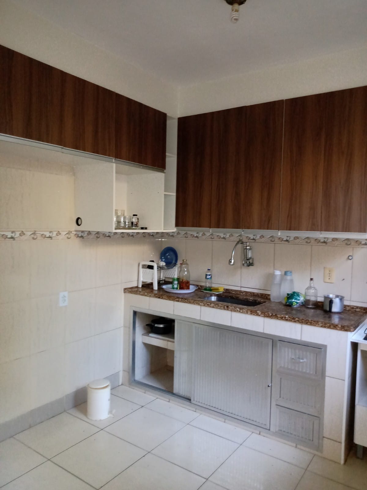 Casa linear de esquina com terraço [condomínio fechado]
