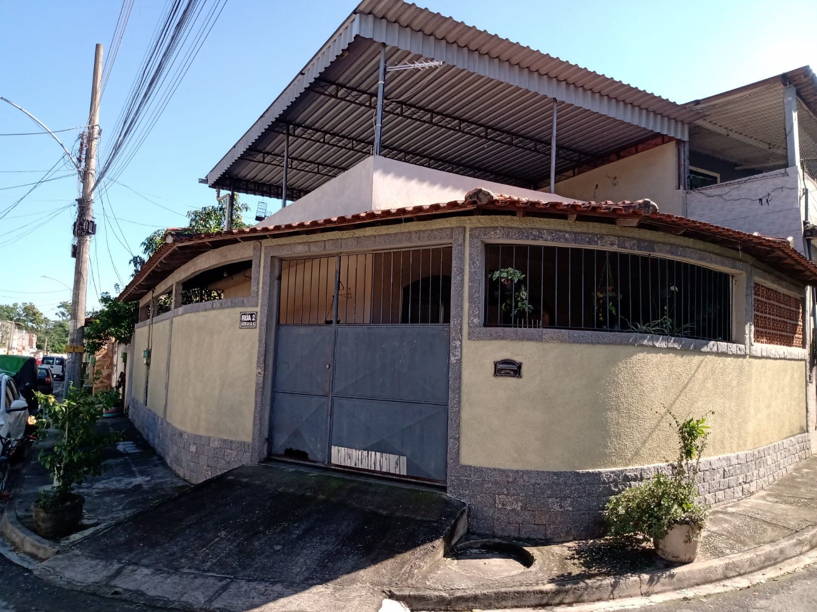 Casa linear de esquina com terraço [condomínio fechado]