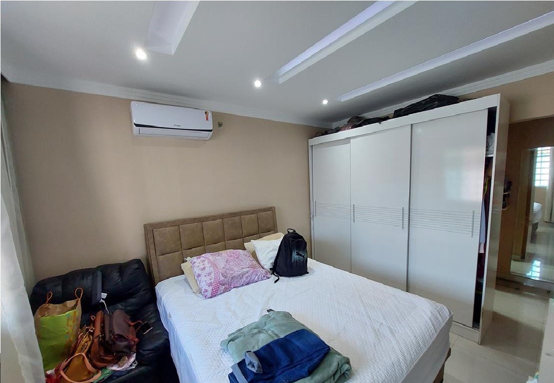 Linda Casa térrea pronta em terrenão de aproximadamente 480 metros quadrados (10 m frente x 48 m laterais).