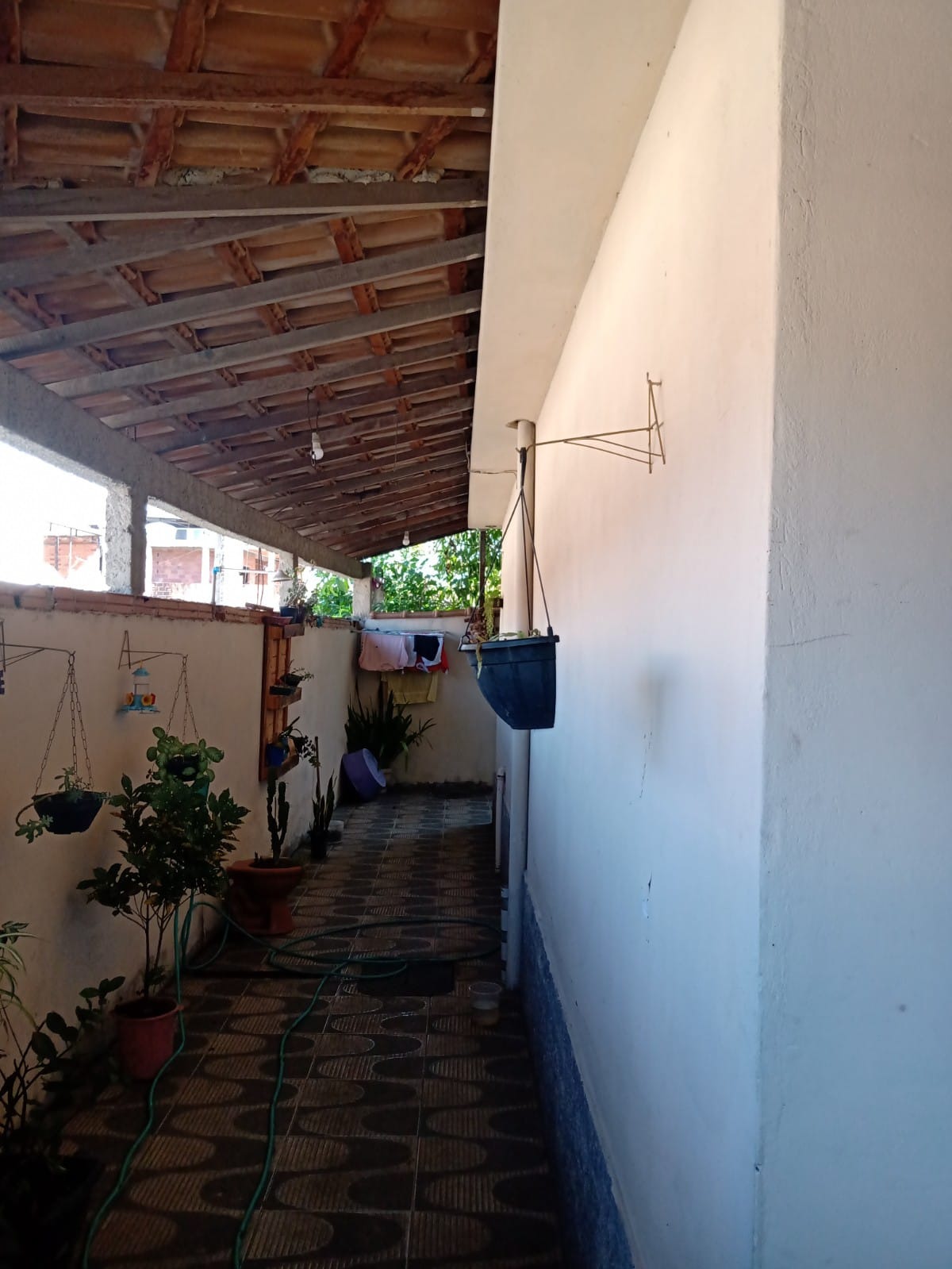 Casa linear de esquina com terraço [condomínio fechado]