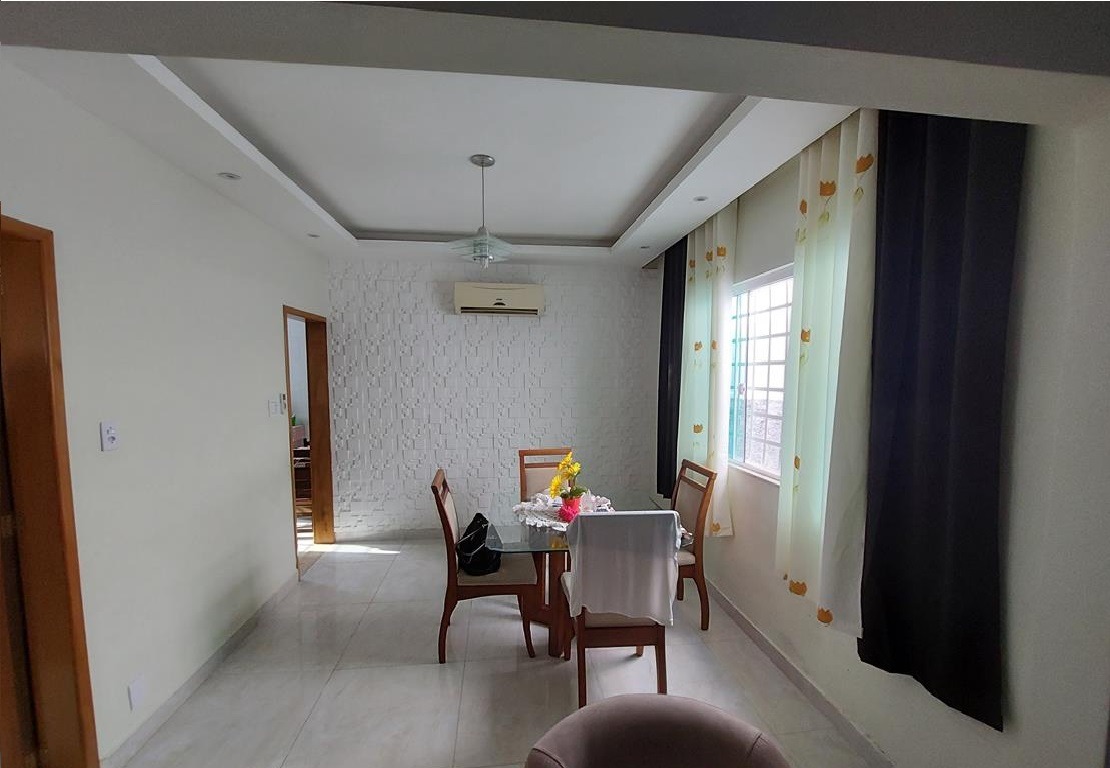 Linda Casa térrea pronta em terrenão de aproximadamente 480 metros quadrados (10 m frente x 48 m laterais).
