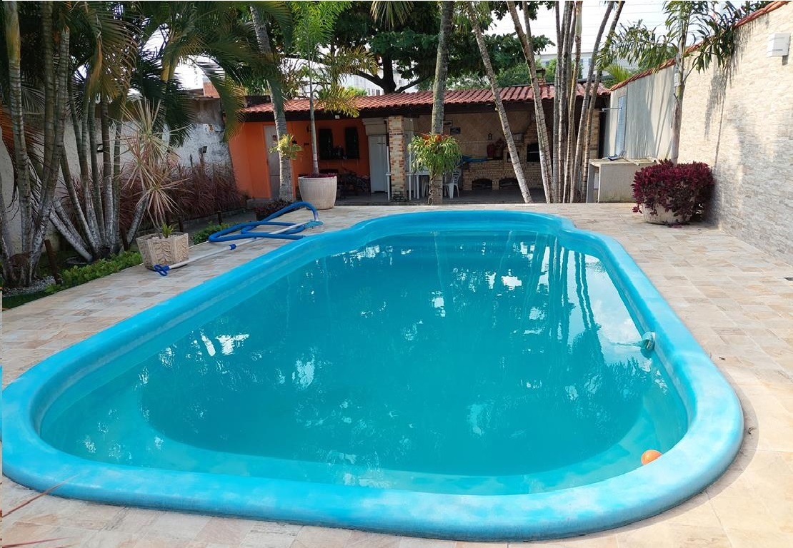 Linda Casa térrea pronta em terrenão de aproximadamente 480 metros quadrados (10 m frente x 48 m laterais).