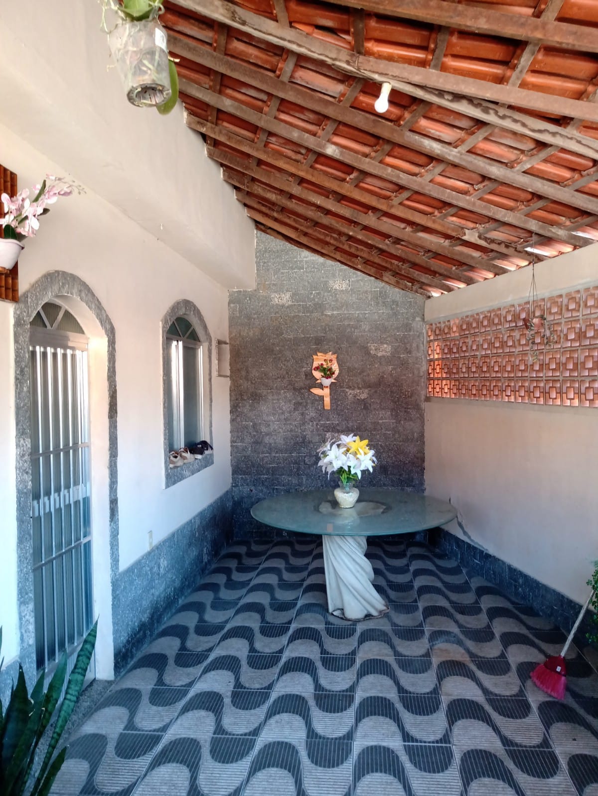 Casa linear de esquina com terraço [condomínio fechado]