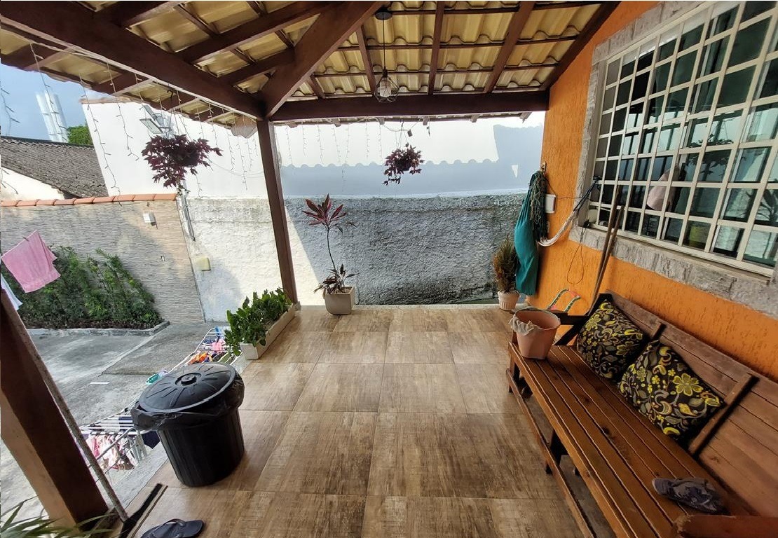 Linda Casa térrea pronta em terrenão de aproximadamente 480 metros quadrados (10 m frente x 48 m laterais).