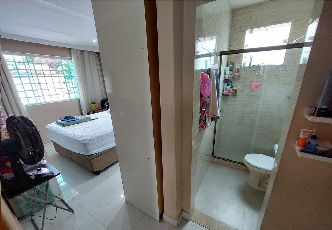 Linda Casa térrea pronta em terrenão de aproximadamente 480 metros quadrados (10 m frente x 48 m laterais).