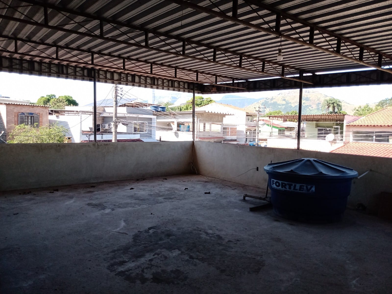 Casa linear de esquina com terraço [condomínio fechado]