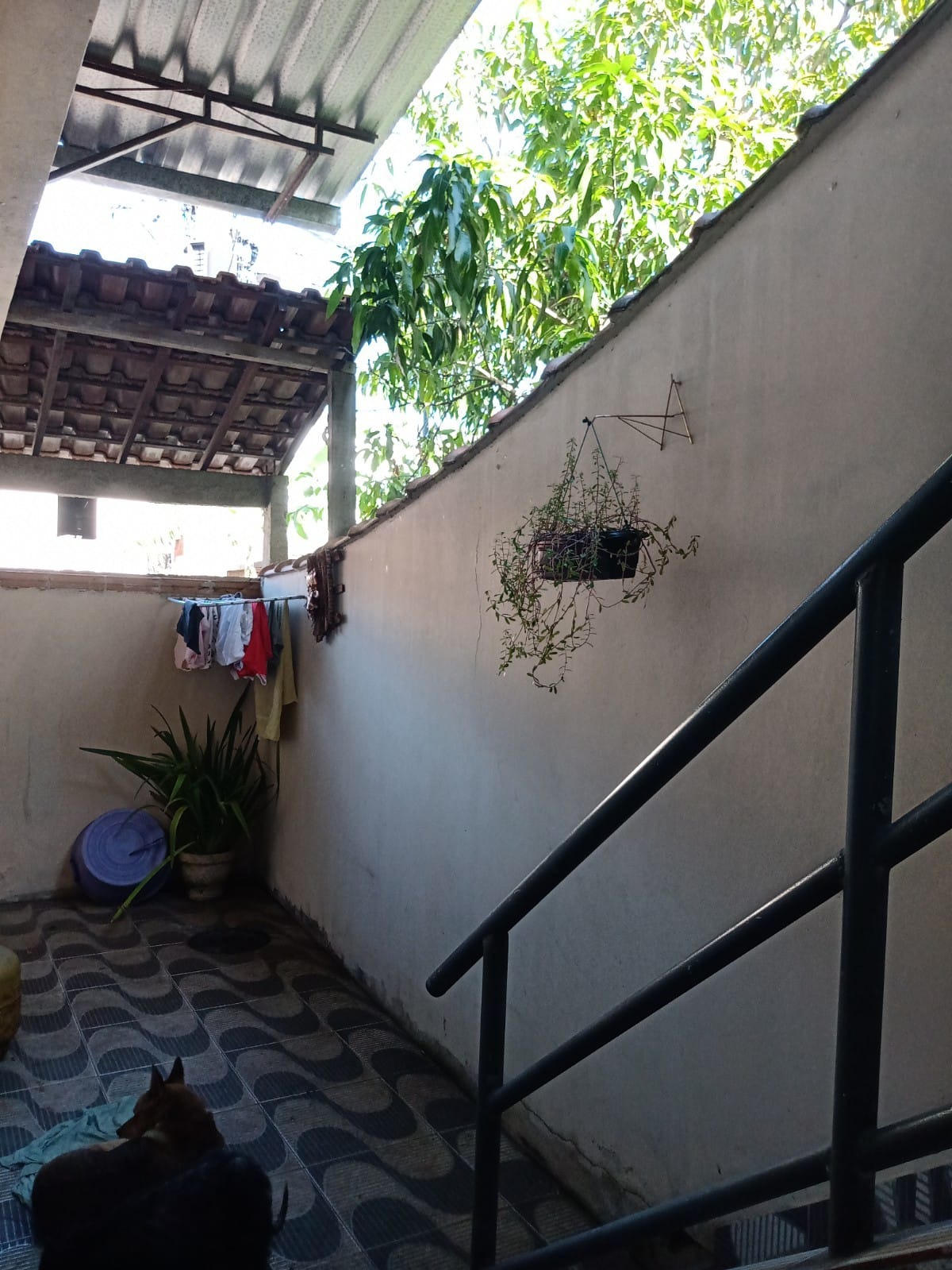 Casa linear de esquina com terraço [condomínio fechado]