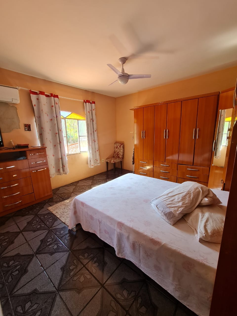 Casarão com 4 quartos, piscina e suíte com hidromassagem !!! aceita financiamento bancário !!!