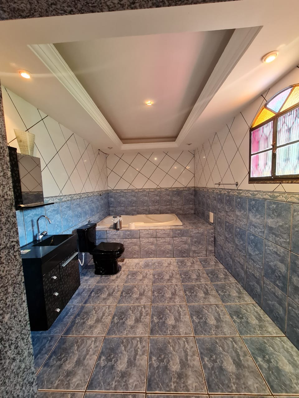 Casarão com 4 quartos, piscina e suíte com hidromassagem !!! aceita financiamento bancário !!!