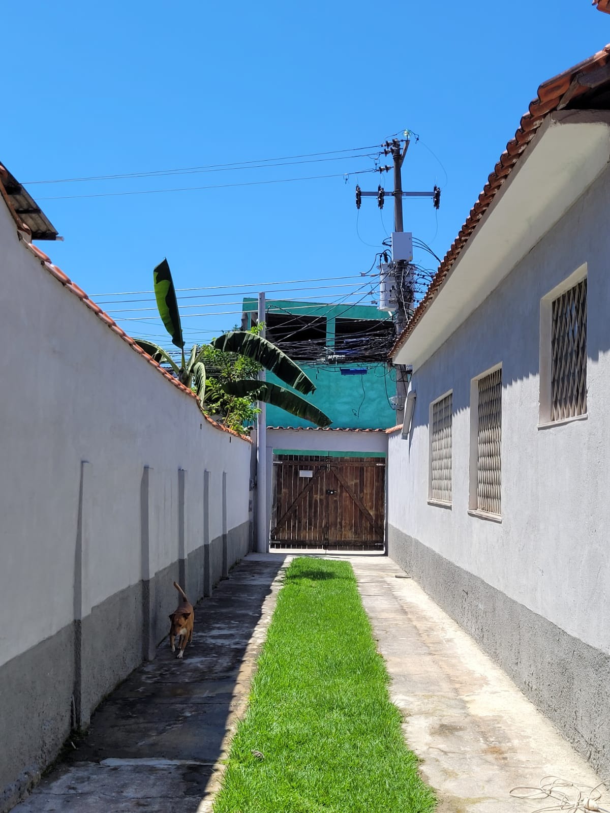 Casa térrea com 3 quartos garagem para 2 carros !!!