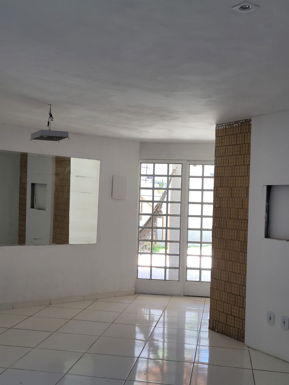 Casa térrea com 3 quartos garagem para 2 carros !!!